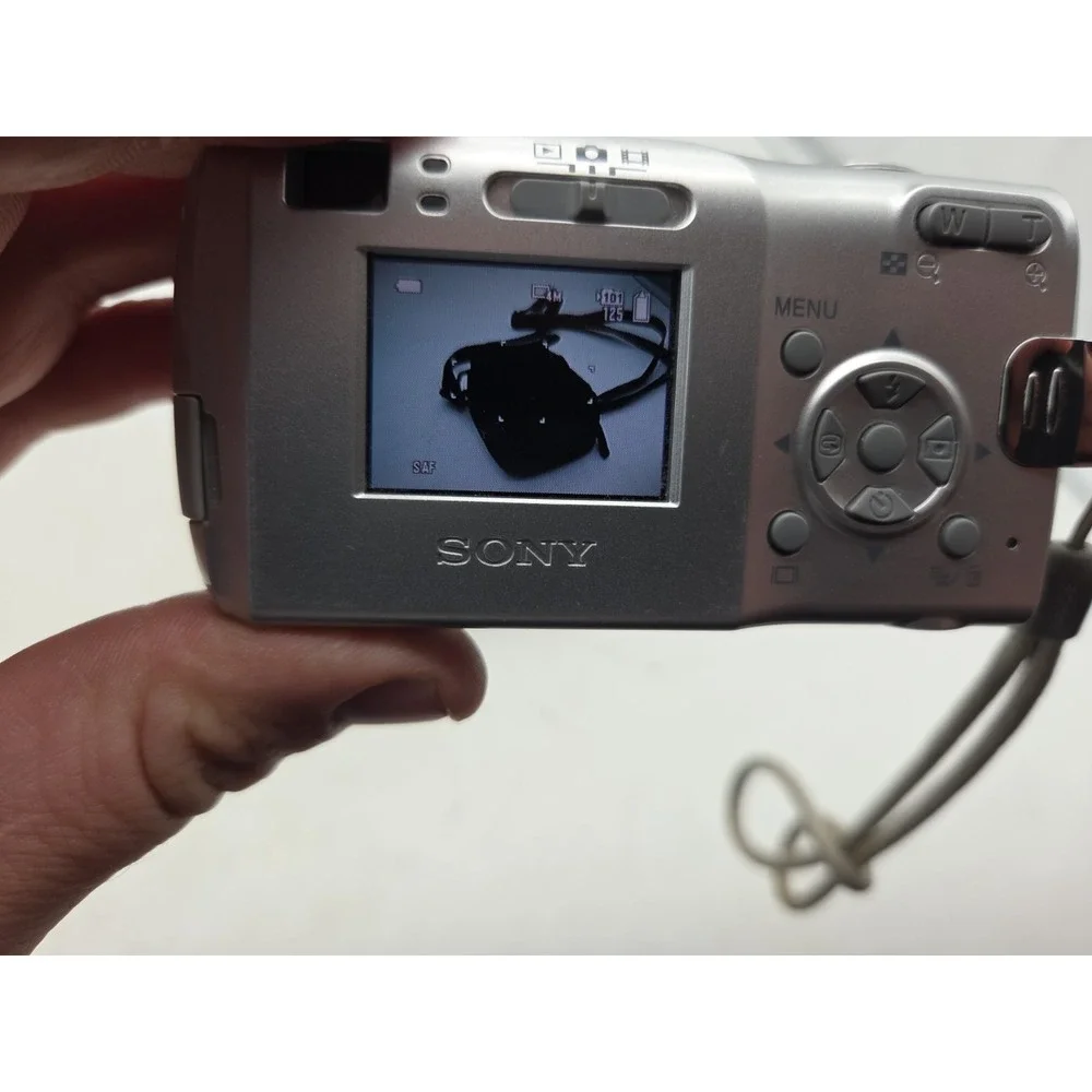 Sony Cybershot DSC-S40 4.1mp Compact Digital Camera w/ SD Card and Case, WORKS